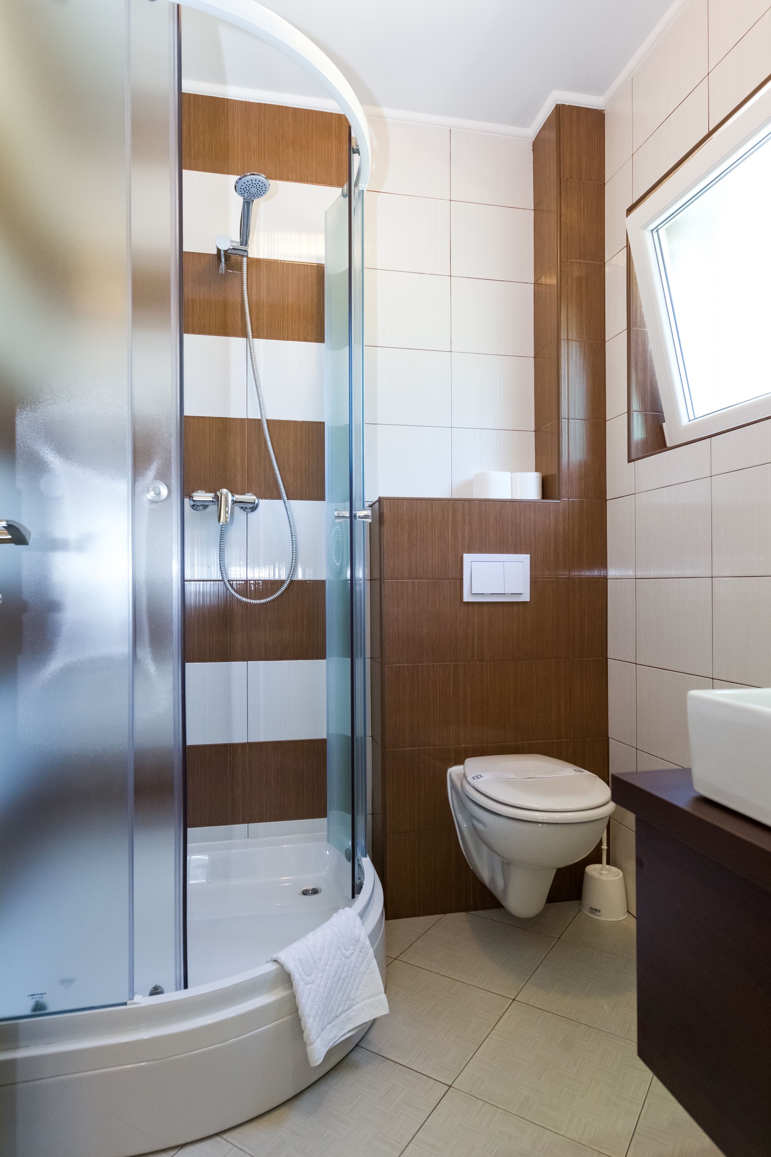 Standard Double Room (Queen) | Bathroom | Shower, free toiletries, hair dryer, towels