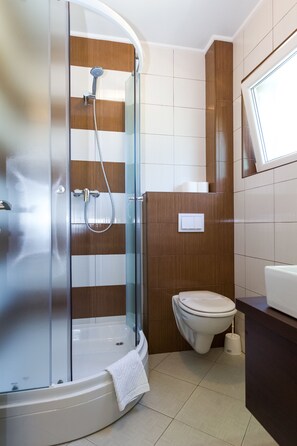 Standard Double Room (Queen) | Bathroom | Shower, free toiletries, hair dryer, towels - Plitvice Palace (Rakovica)
