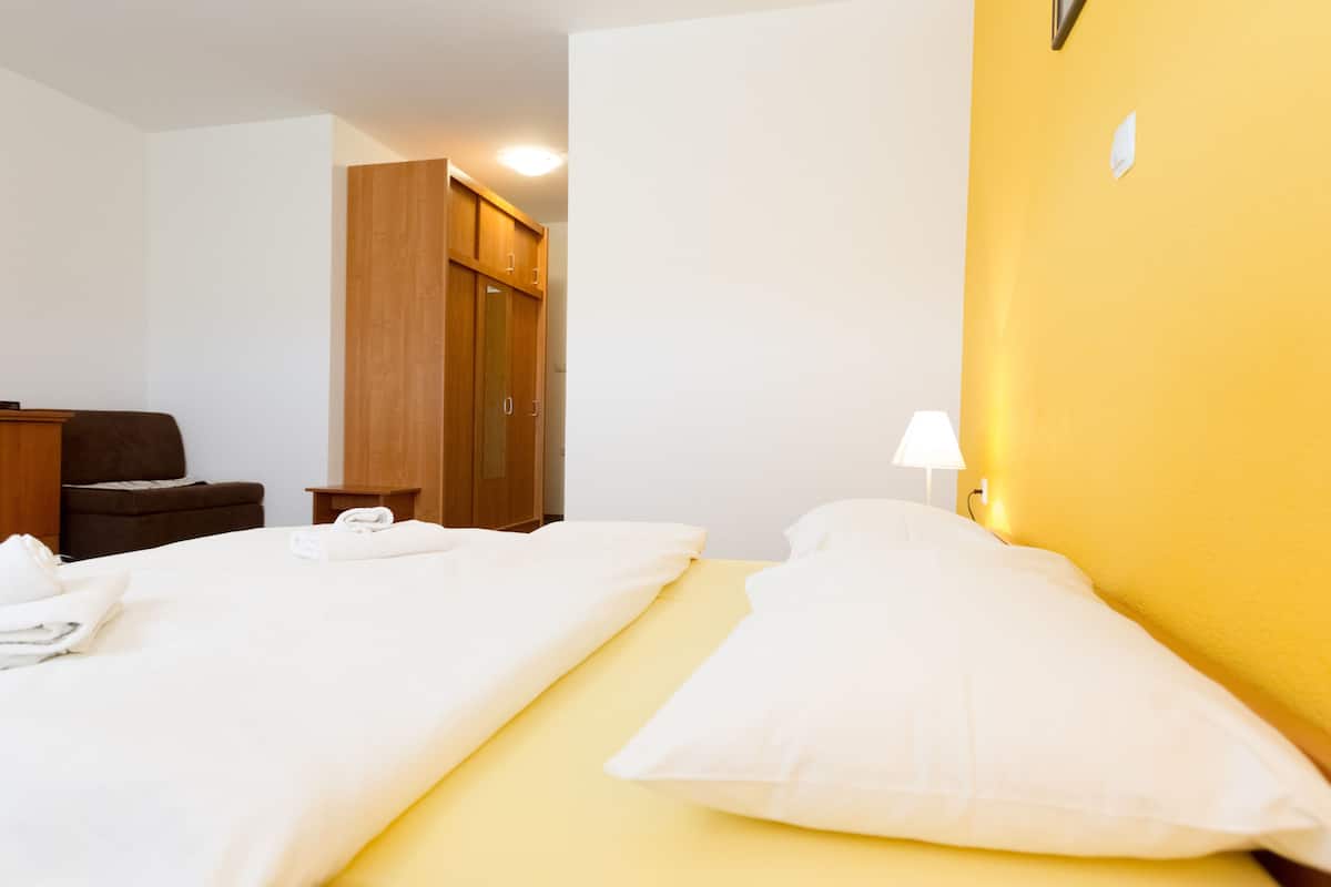 Chambre double | Literie hypoallergénique, coffre-fort, bureau, système d’insonorisation