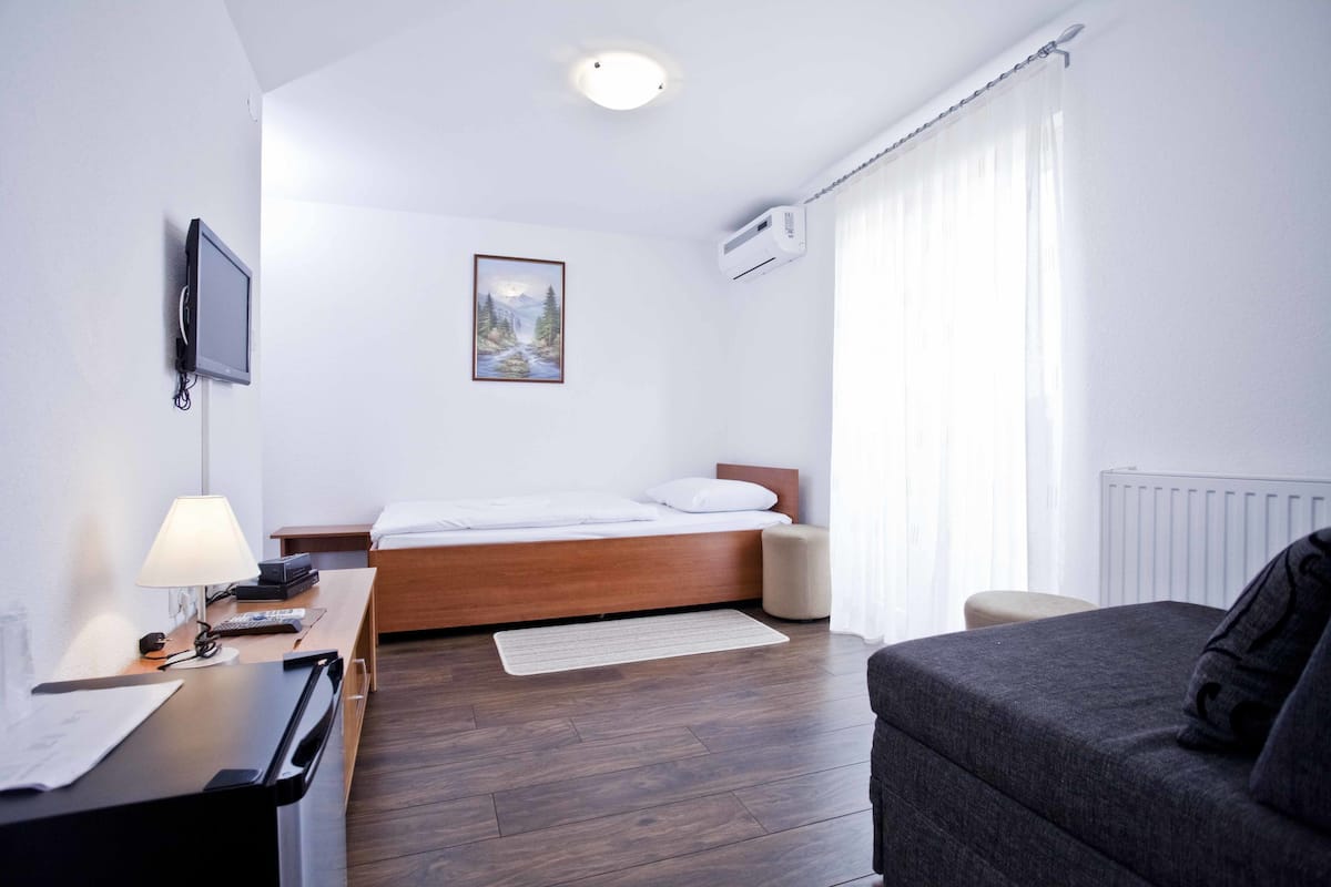 Chambre triple Deluxe | Literie hypoallergénique, coffre-fort, bureau, système d’insonorisation