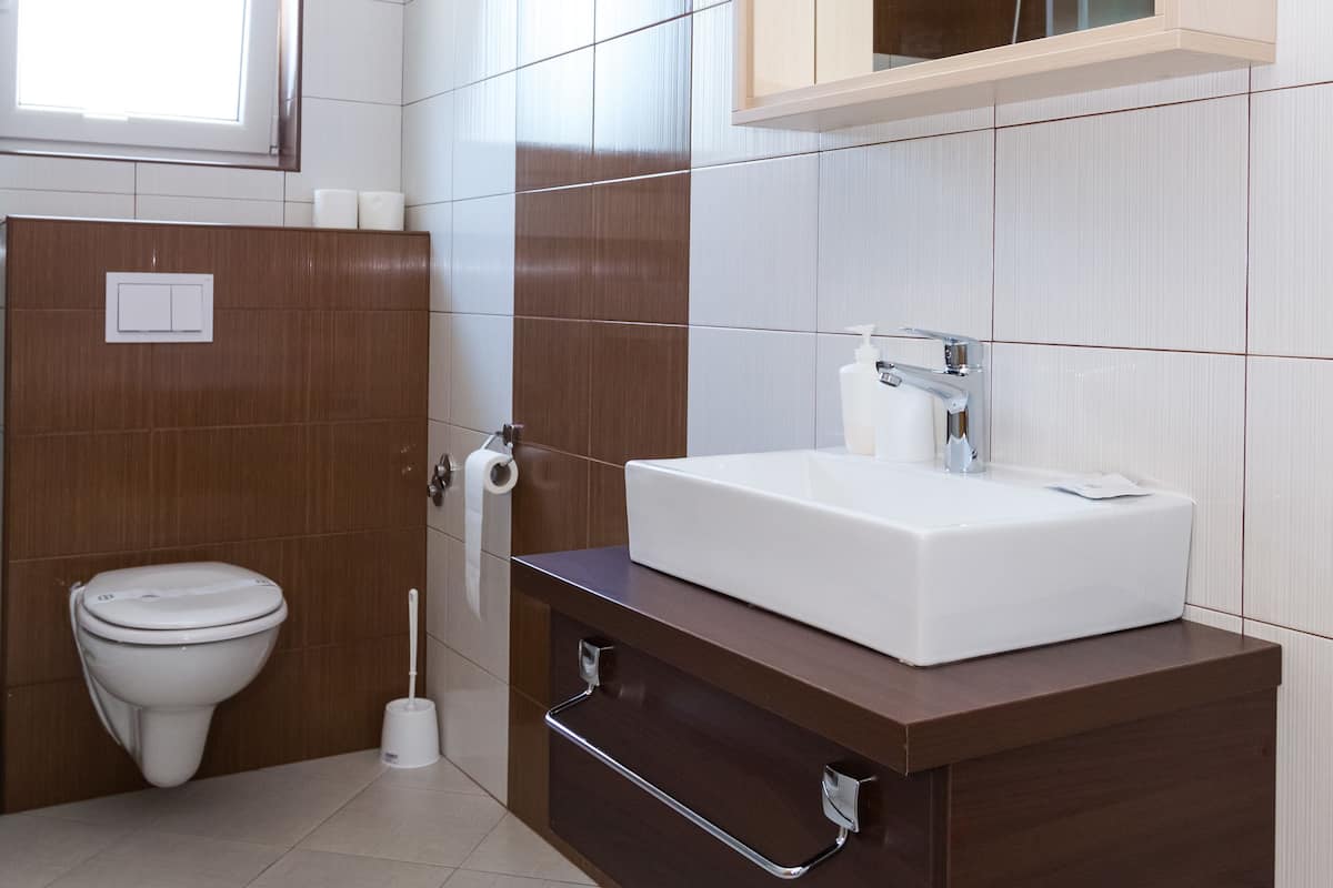Chambre Confort double | Literie hypoallergénique, coffre-fort, bureau, système d’insonorisation