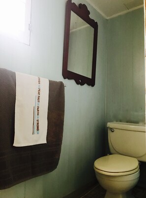 Shower, towels - Wishing Well Cottages (Wasaga Beach)