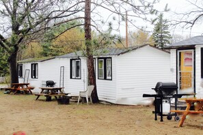 Family dining - Wishing Well Cottages (Wasaga Beach)