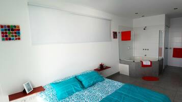 Appartement Panoramique, 3 chambres, vue océan, en front de mer | Coin séjour | Télévision LCD