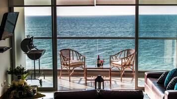 Appartement Panoramique, 3 chambres, vue océan, en front de mer | Coin séjour | Télévision LCD