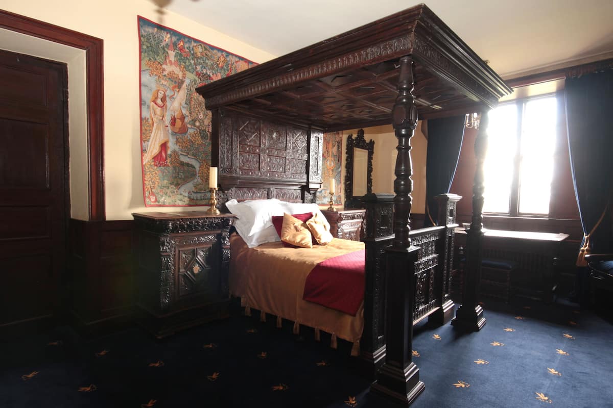 Grand tweepersoonskamer, uitzicht op bergen (Four Poster) | Individueel gedecoreerd, individueel gemeubileerd, geluiddichte muren