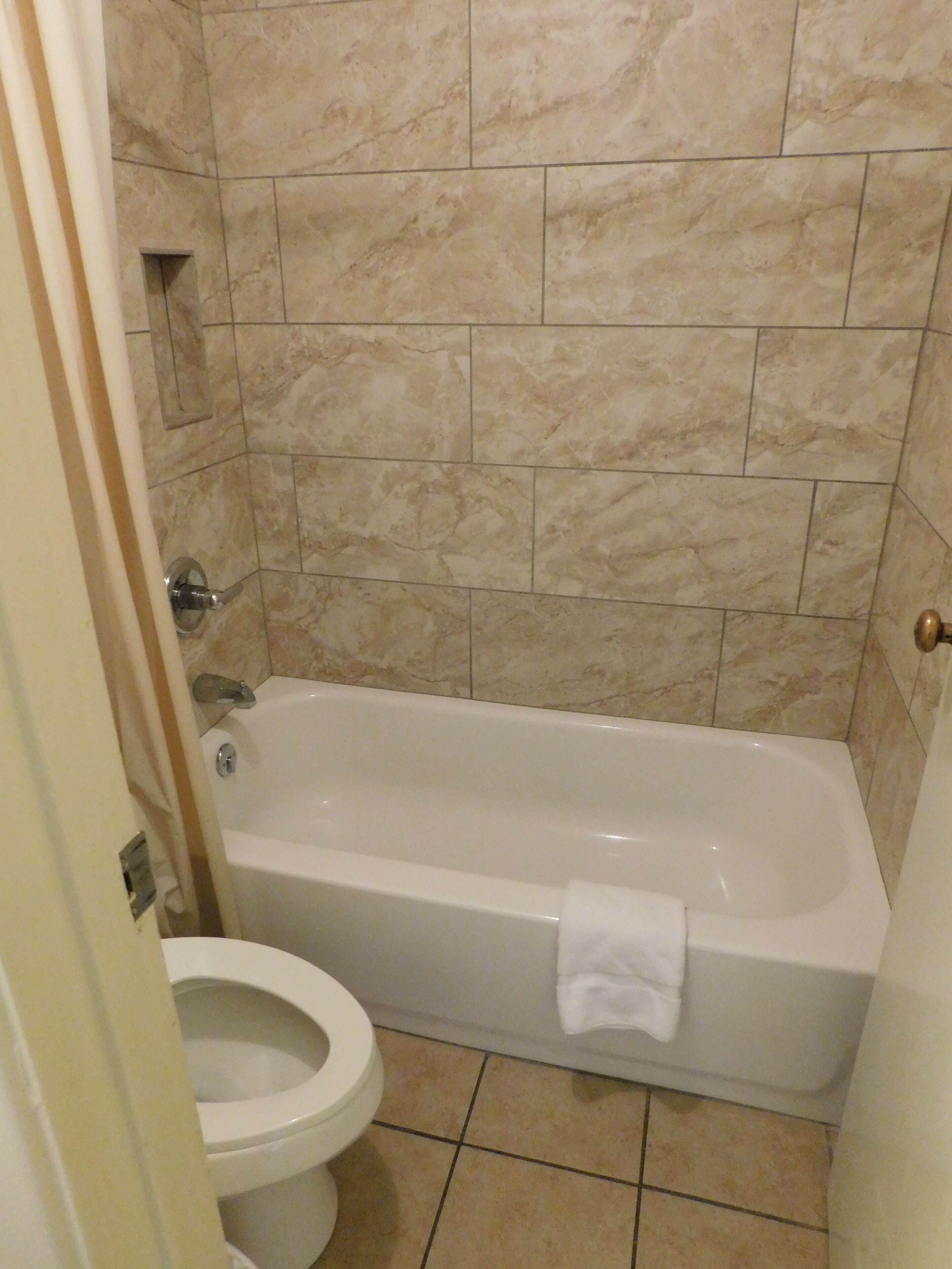 Chambre, 1 grand lit | Salle de bain
