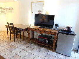 Quarto, 1 cama King | Escrivaninha, quartos à prova de som, Wi-Fi de cortesia