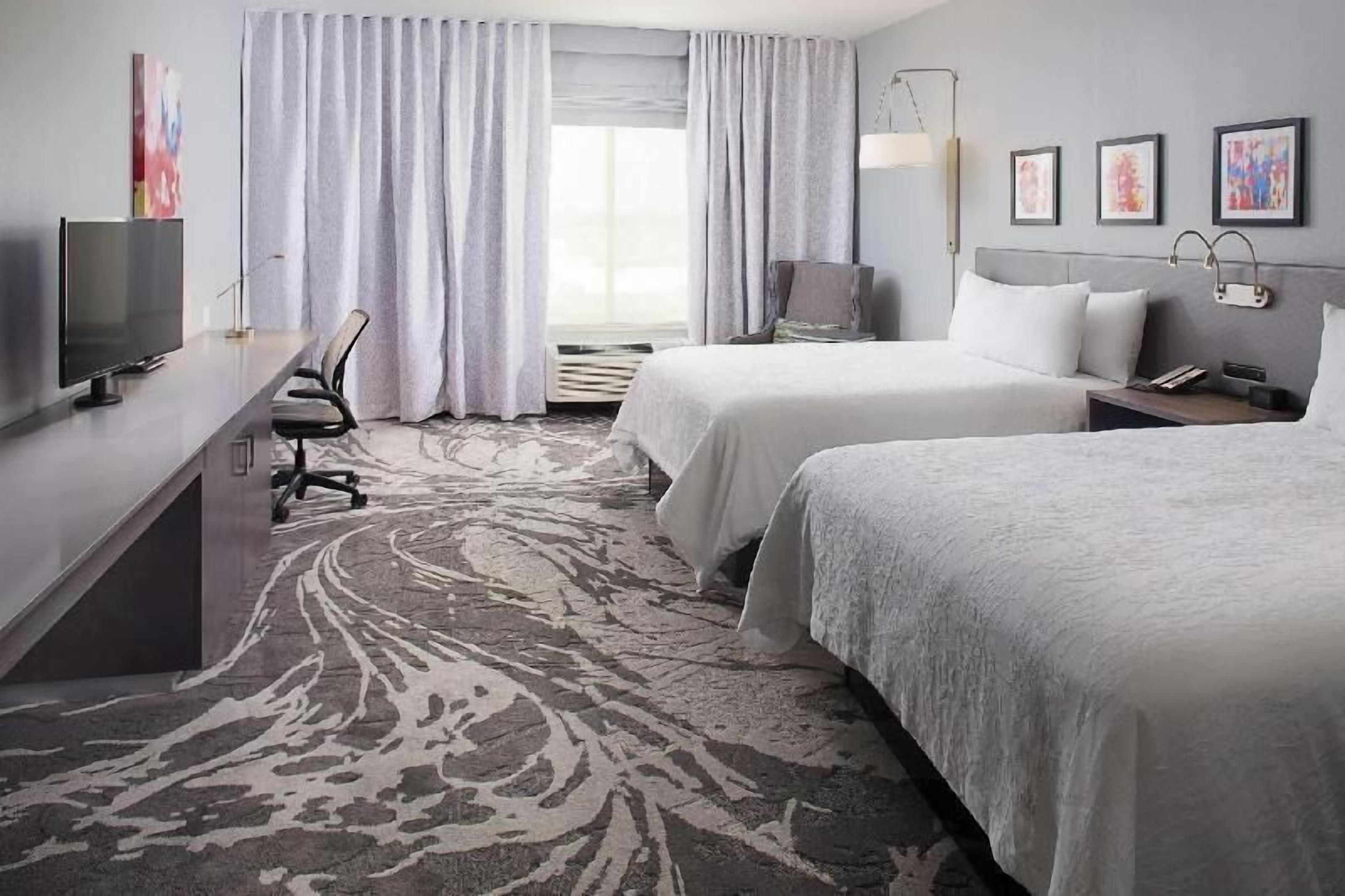 Cofres nos quartos, escrivaninha, espaço de trabalho para notebook