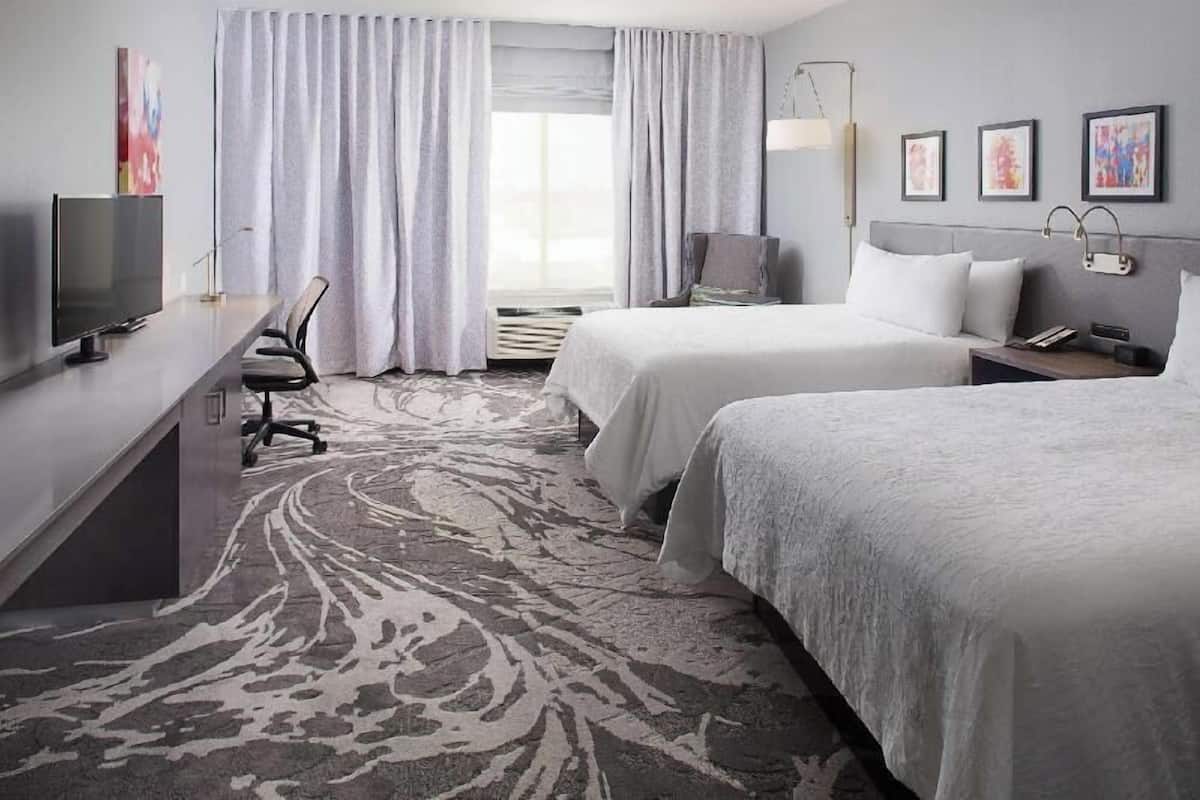 Cofres nos quartos, escrivaninha, espaço de trabalho para notebook