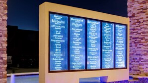 Une signalétique d’accueil multilingue affichant différentes langues.