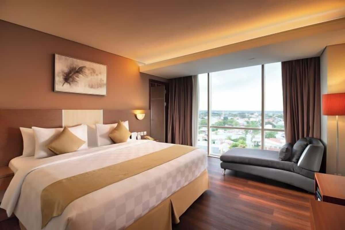 Premium bedding, minibar, in-room safe, desk
