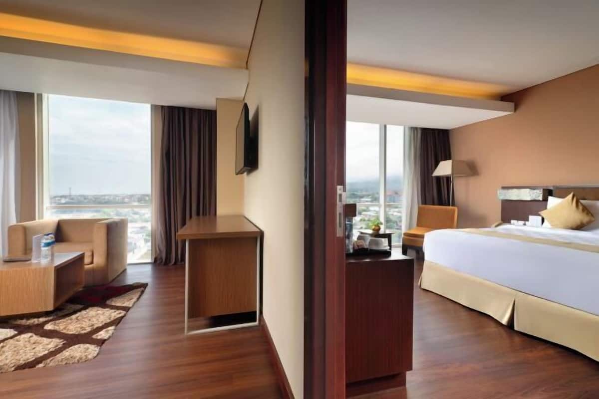 Premium bedding, minibar, in-room safe, desk