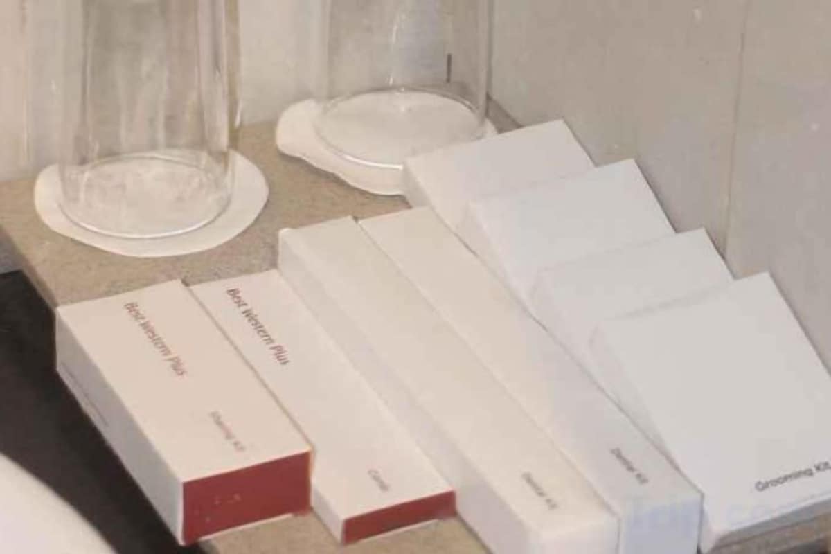 مستلزمات مجانية للعناية الشخصية، مجففات شعر، خف للقدمين، مناشف