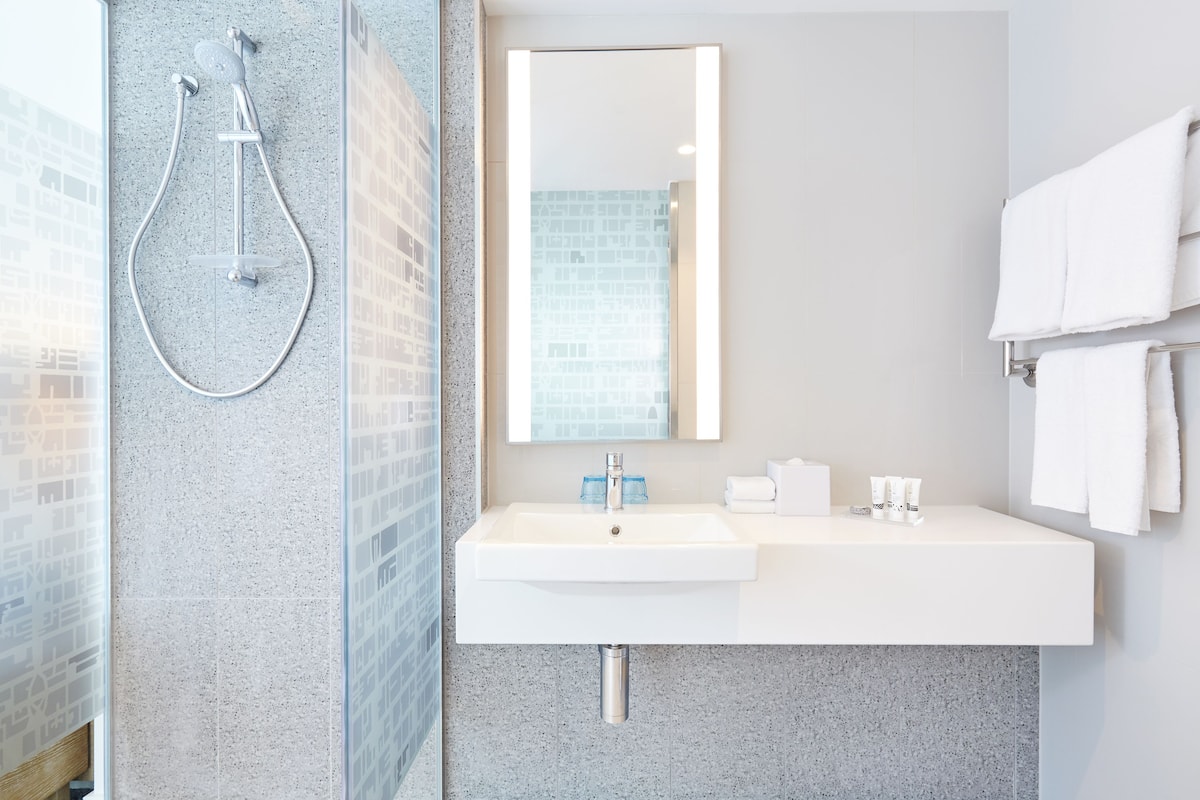 1 bedroom, premium bedding, pillow-top beds, in-room safe