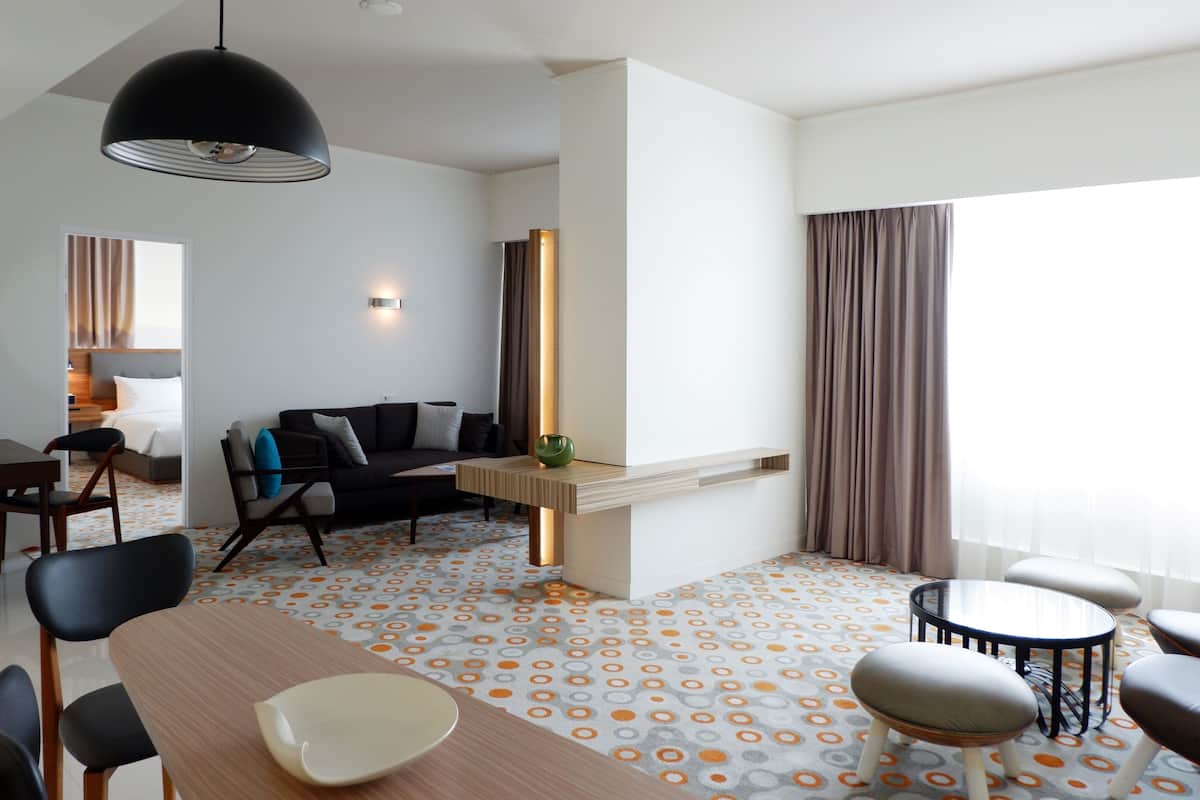 suite, 2 bedrooms | living room | 40-inch led tv with cable channels, tv