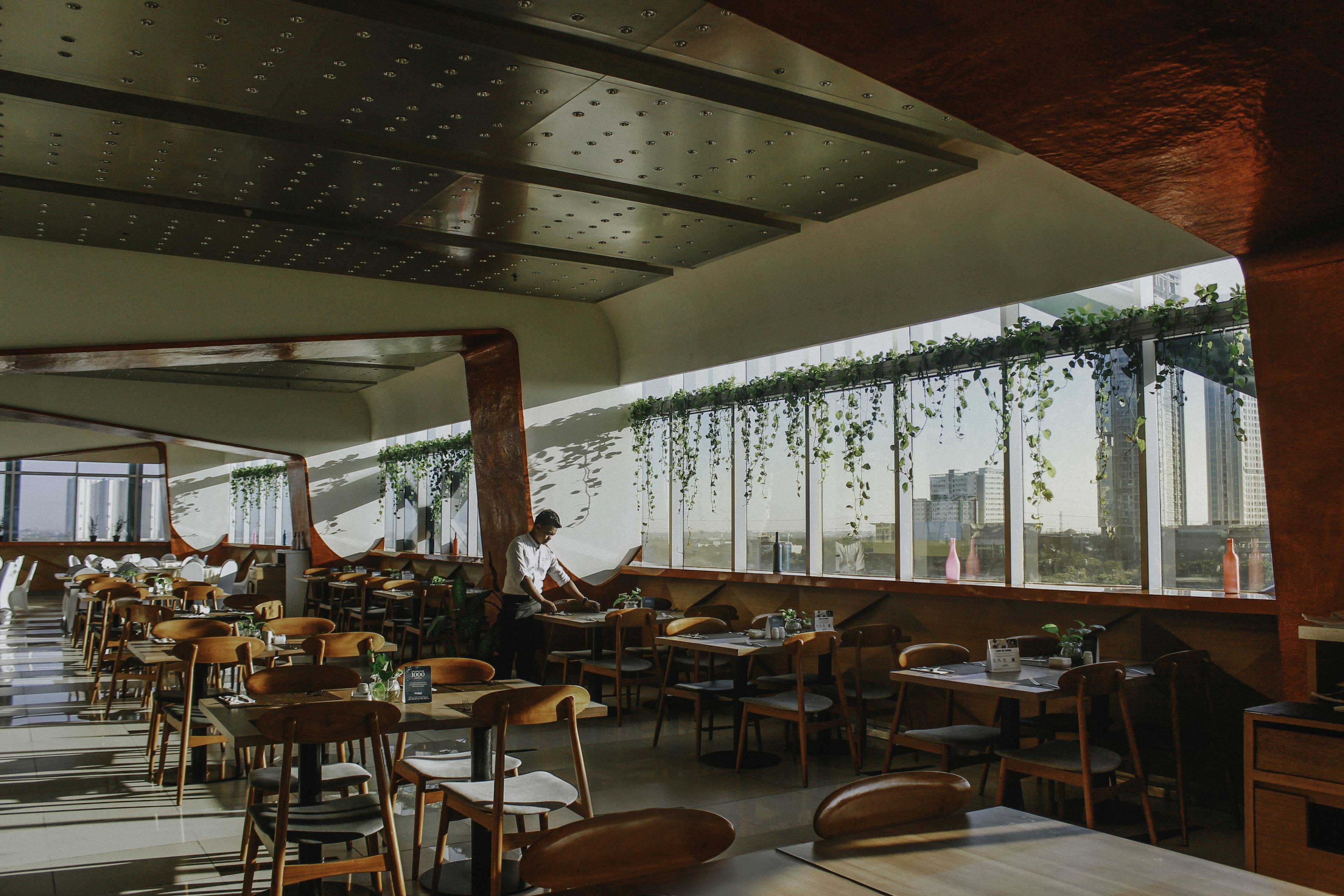 供应早餐、午餐和晚餐，国际美食