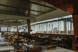 Se sirven desayunos, almuerzos y cenas; cocina internacional