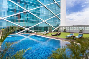 Una piscina al aire libre