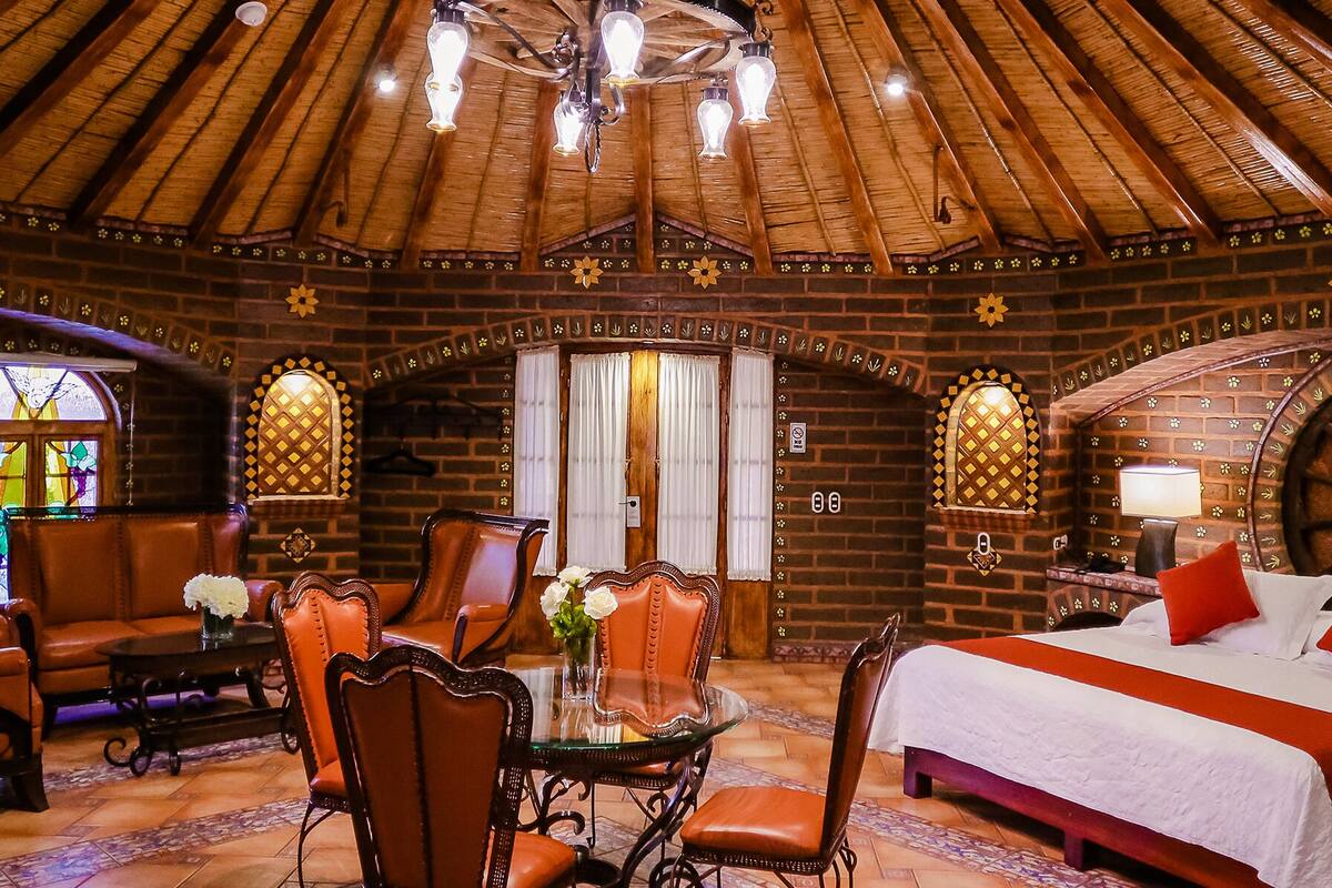 romantic chalet, 1 king bed | 1 bedroom, premium bedding, iron/ironing board, free wifi