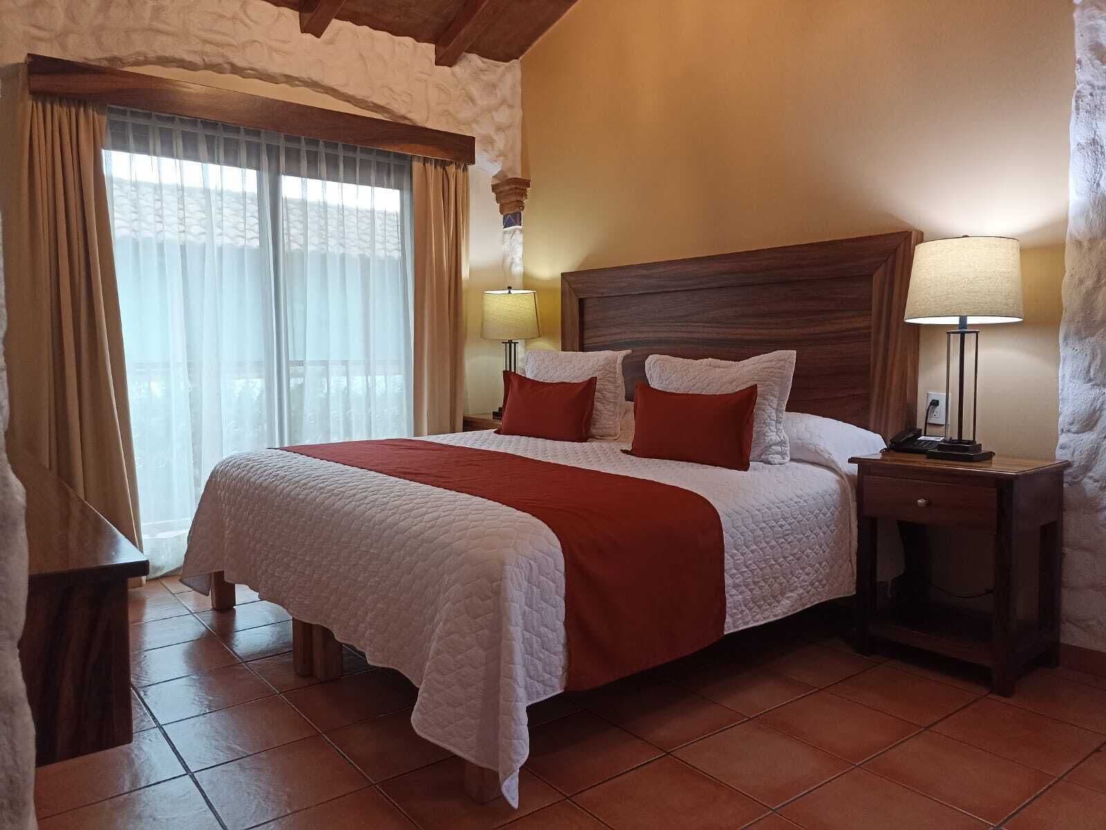 Suite junior, 1 cama King size | Ropa de cama de alta calidad y tabla de planchar con plancha 