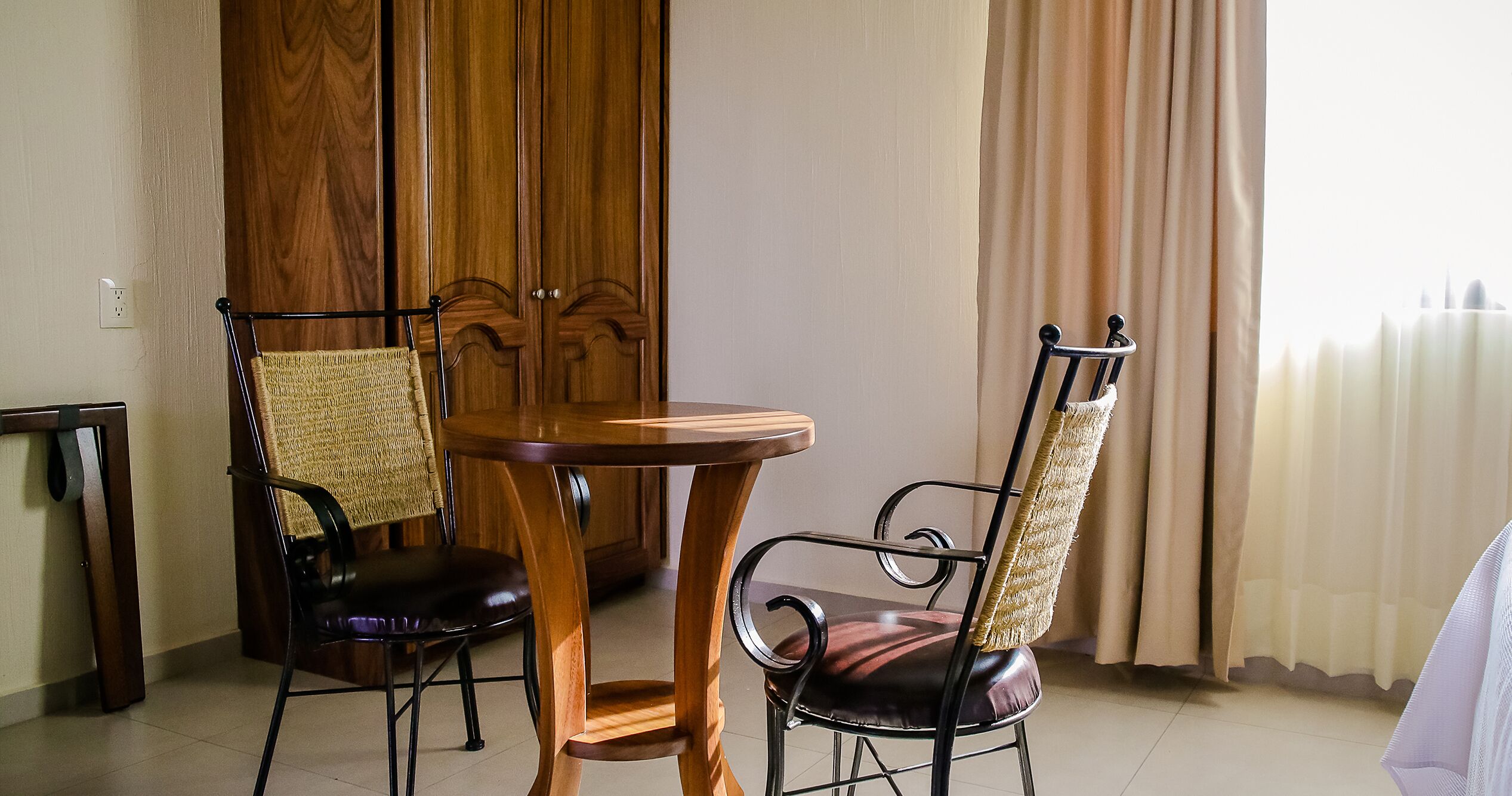 junior suite, 1 queen bed | dining room