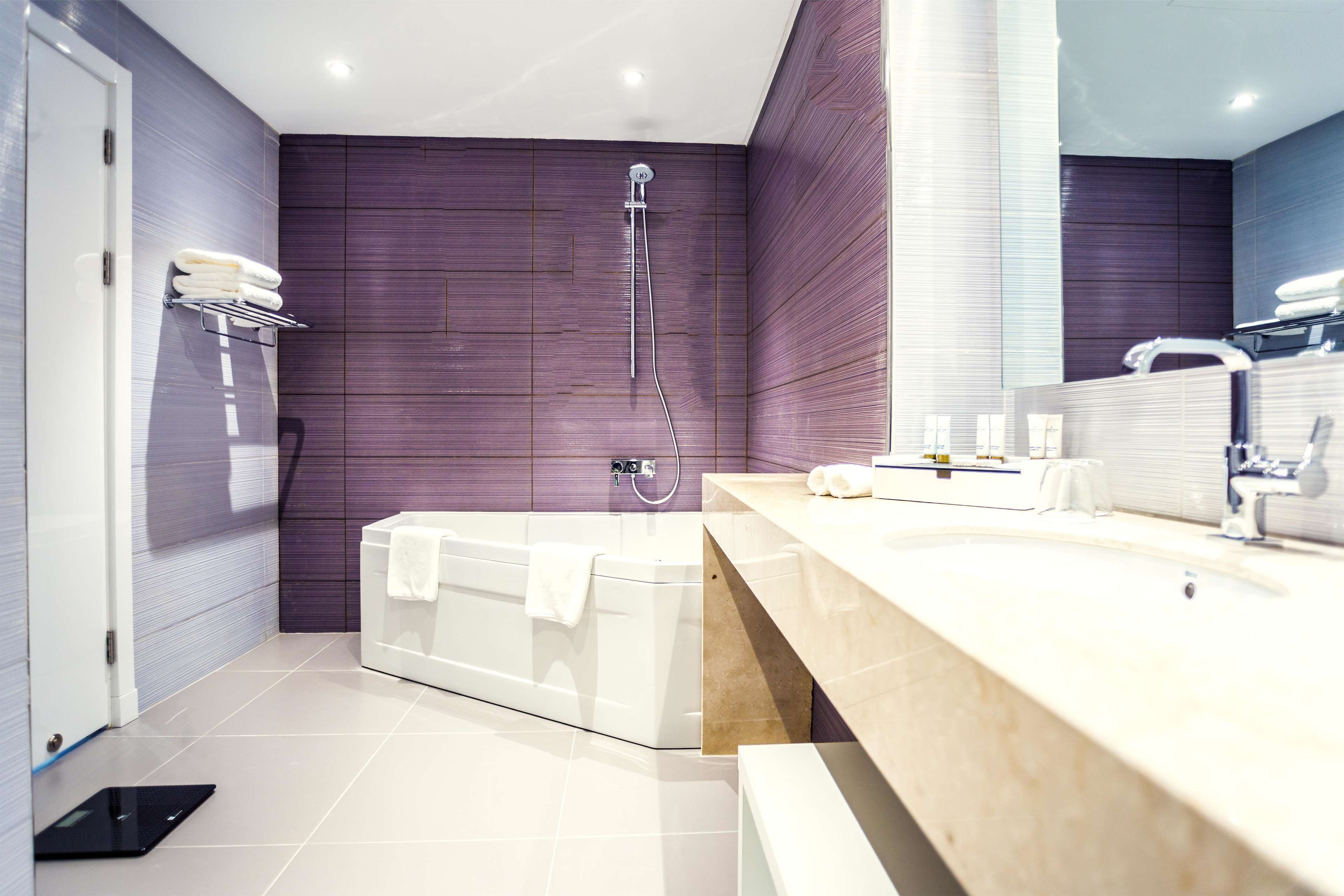 presidential suite, 2 bedrooms, sea view (1 king, 2 single) | bathroom | eco-friendly toiletries, hair dryer, towels