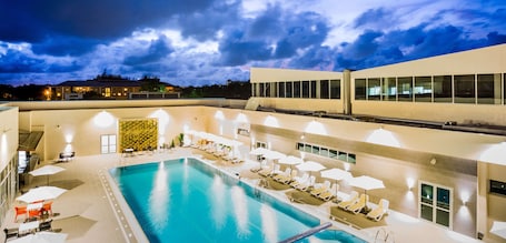 Piscina externa, barracas de cortesia, guarda-sóis. Golden Tulip Le Diplomate Cotonou