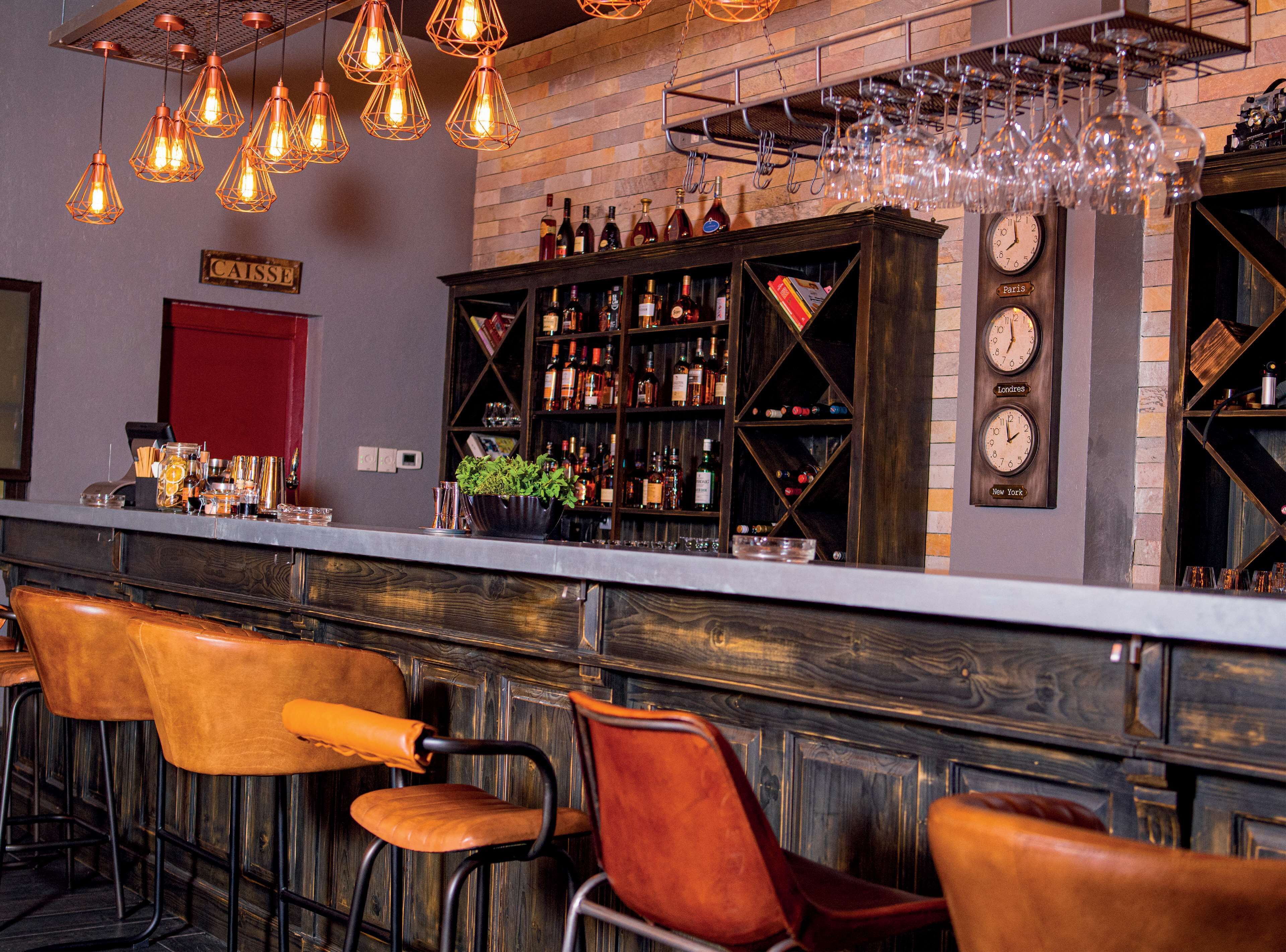 2 bars/lounges, poolside bar