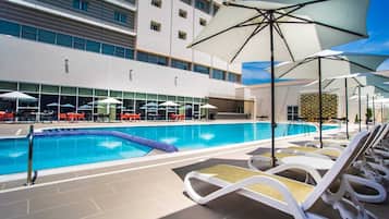 Outdoor pool, free cabanas, pool umbrellas