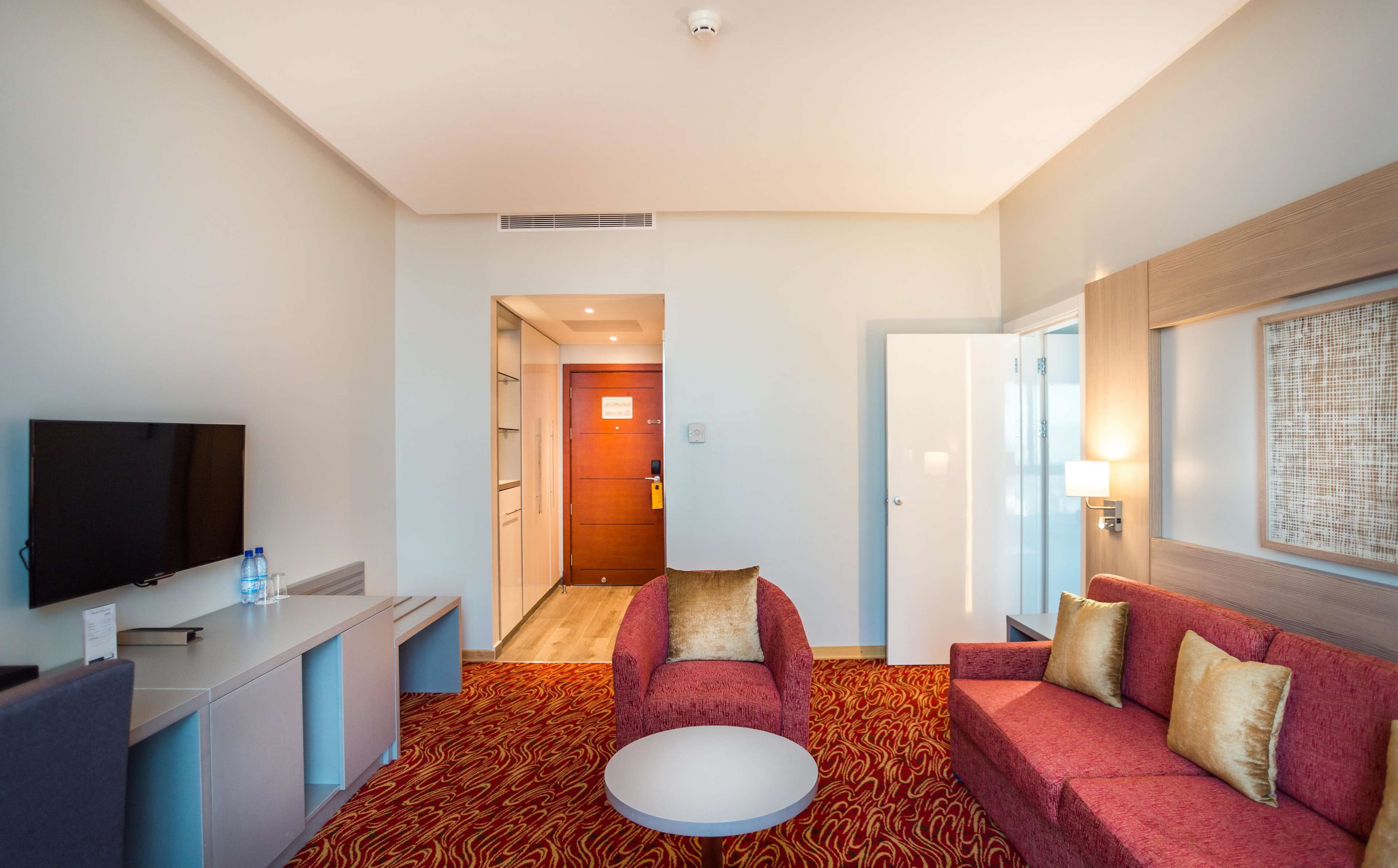 classic suite, 1 queen bed with sofa bed, sea view | living area | flat-screen tv