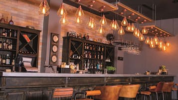 2 bares, bar junto a la piscina