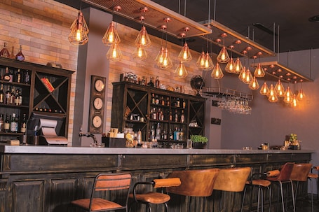 2 bares, bar junto a la piscina