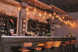 2 か所のバー / ラウンジ、プールサイドバー