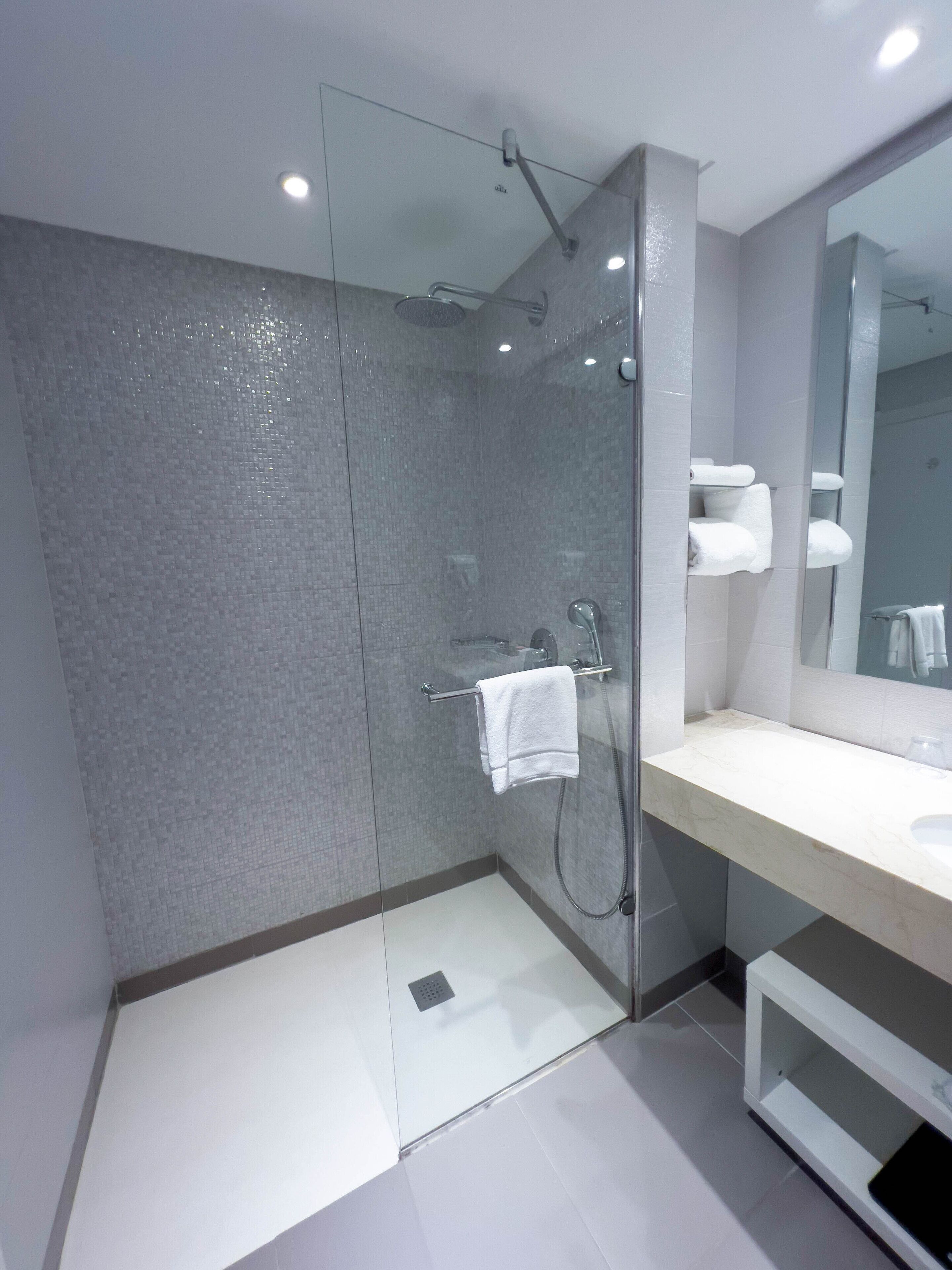 executive room, 2 single beds | bathroom | eco-friendly toiletries, hair dryer, towels