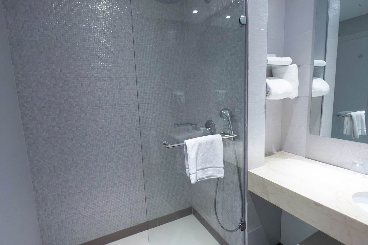 executive room, 2 single beds | bathroom | eco-friendly toiletries, hair dryer, towels