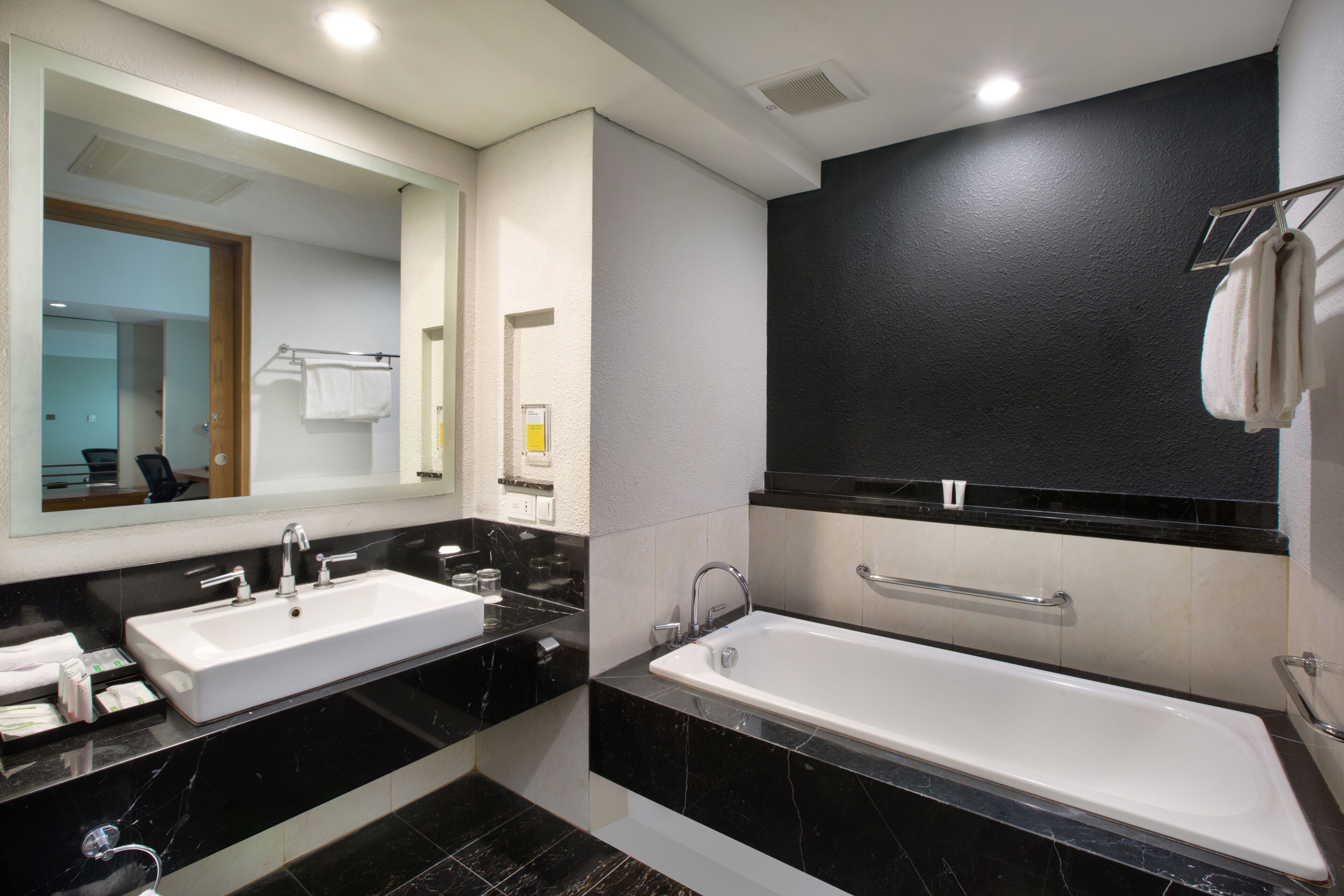 Douche, articles de toilette gratuits, sèche-cheveux, peignoirs