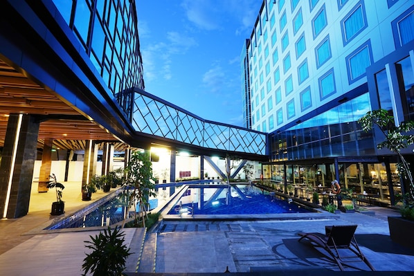 Kolam renang indoor dan kolam renang outdoor, dengan kursi berjemur