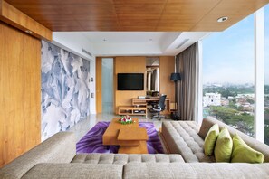 Suite, 1 King Bed (Governor) | Minibar, in-room safe, desk, laptop workspace - Holiday Inn Bandung Pasteur by IHG (Bandung)