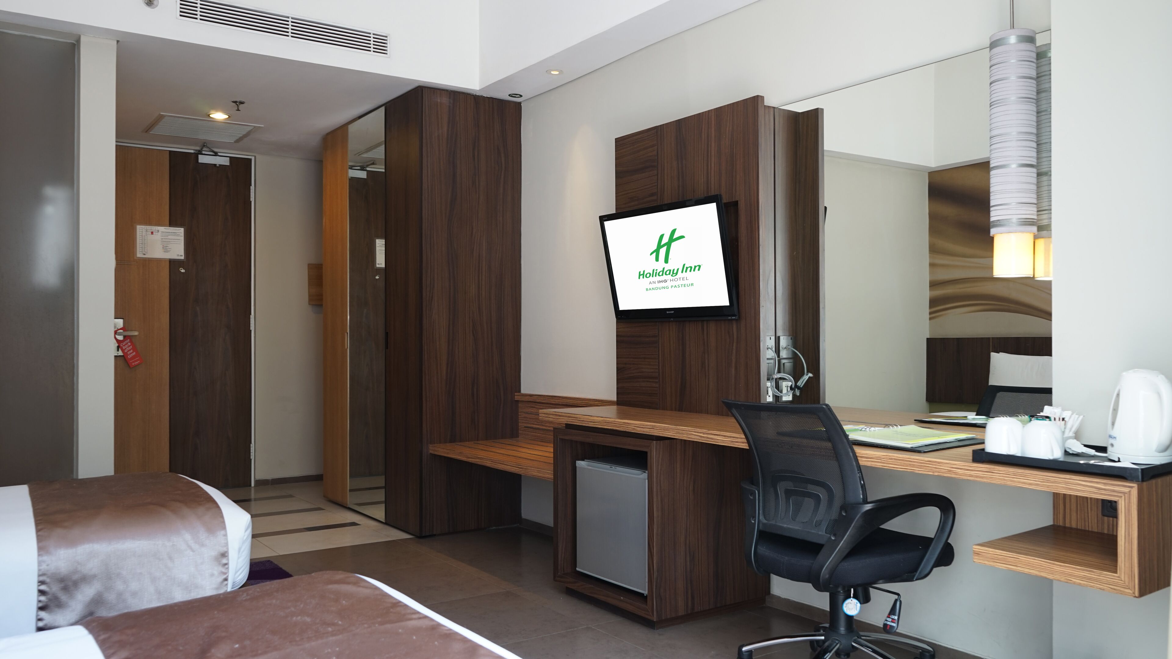 Minibar, coffres-forts dans les chambres, bureau