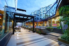 2 restoran, melayani sarapan, makan siang; sajian masakan Thailand