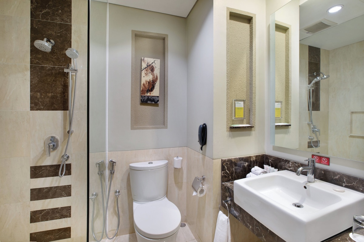 Un bagno con servizi igienici, doccia e lavandino.