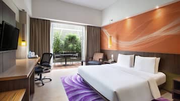 Minibar, odada kasa, masa, dizüstü bilgisayar çalışma alanı