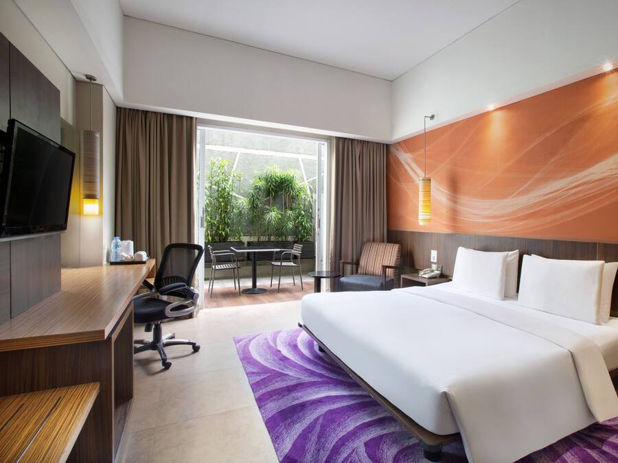 Een minibar, een kluis op de kamer, een bureau, een laptopwerkplek