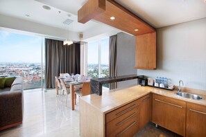 Suite, 1 kingsize-seng (Governor) | Minibar, safe på rommet, skrivebord og skrivebord for bærbar PC