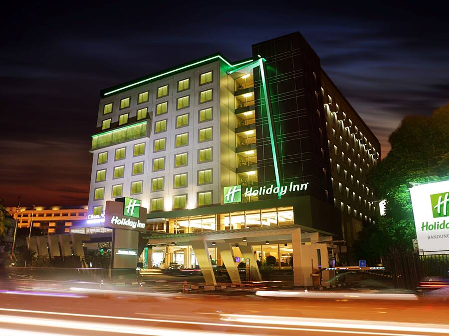 Ein Holiday Inn Hotel mit modernem Design, mit mehreren Stockwerken und einer gut sichtbaren Beschilderung.