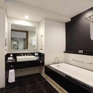 Douche, articles de toilette gratuits, sèche-cheveux, peignoirs