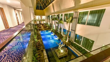 Una piscina techada, una piscina al aire libre