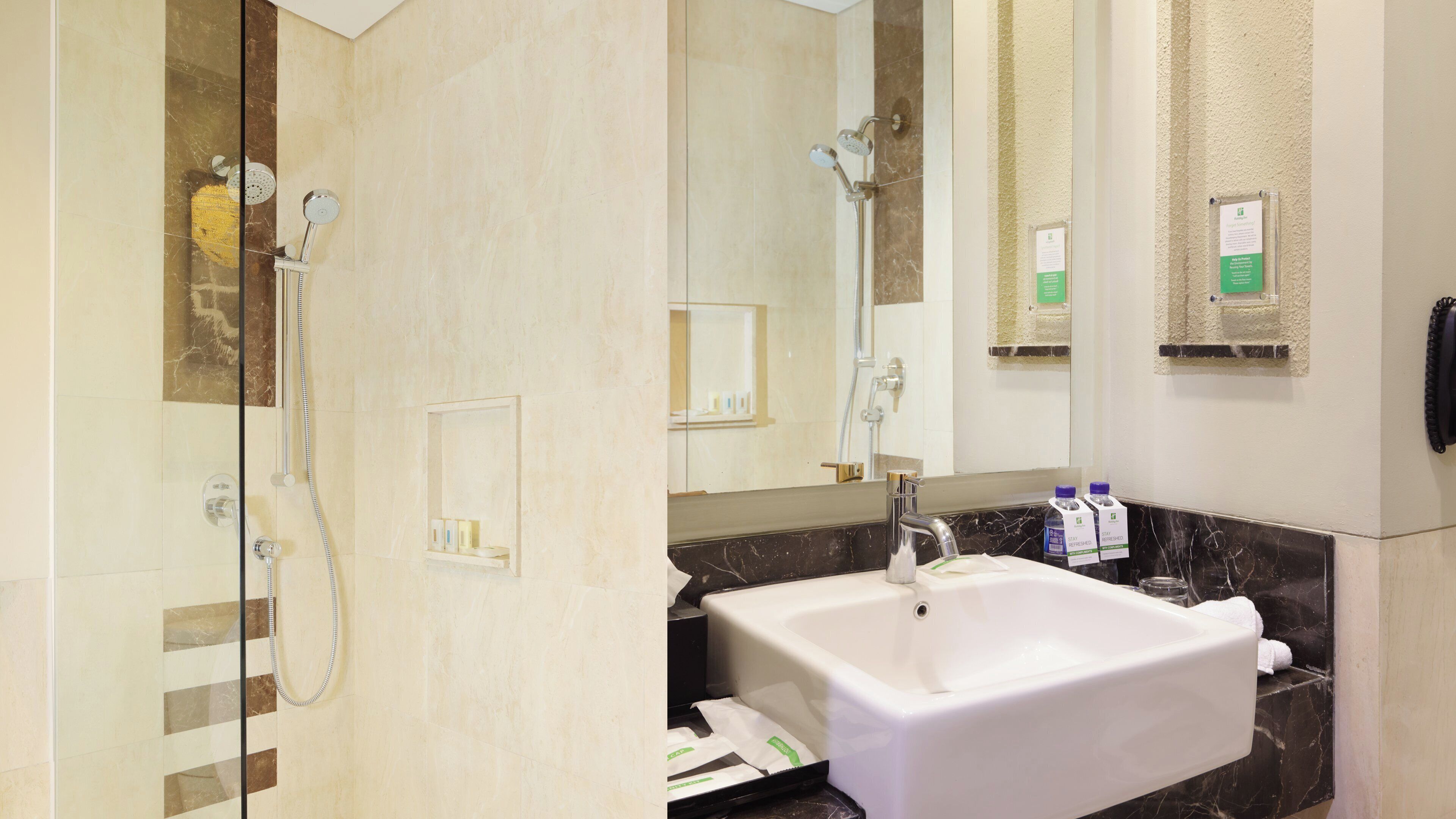 Un baño con ducha, lavamanos y espejo.