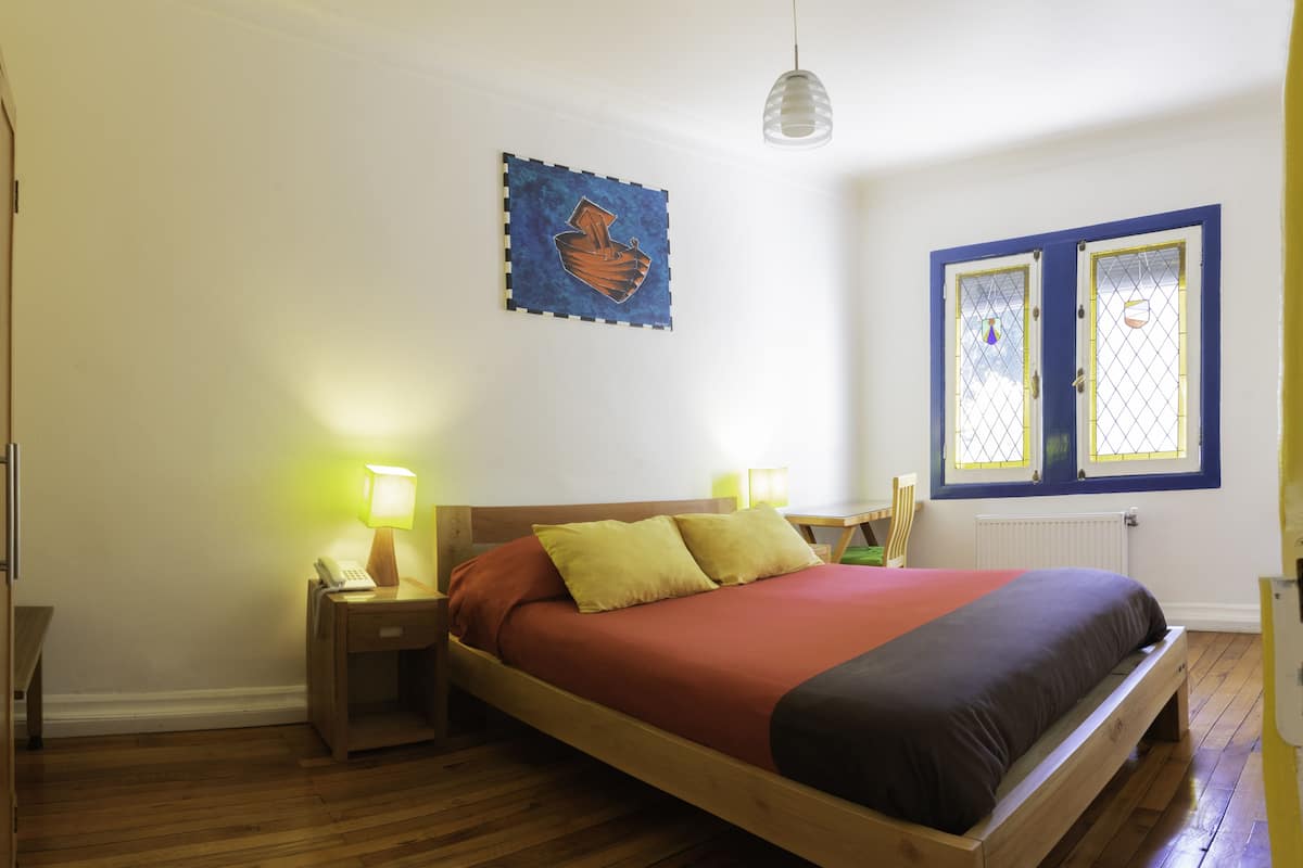 Habitación doble, 1 cama doble | Caja fuerte, sistema de insonorización, wifi gratis y ropa de cama